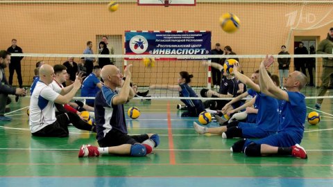 В ЛНР ветераны спецоперации вошли в паралимпийскую команду по волейболу сидя