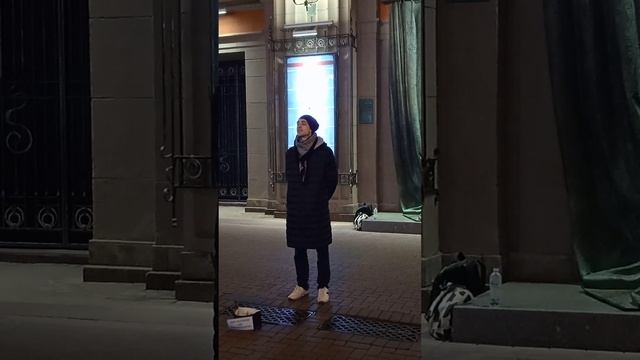 Актёр театра читает свои стихи на Старом Арбате смотреть онлайн