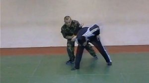 Задержание загибом уки за спину РЫВКОМ при подходе спереди