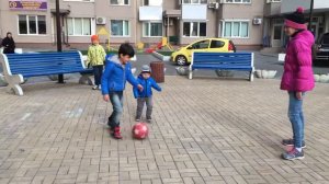 Дети играют в футбол children play football