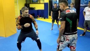 Как справится на улице в драке с борцом