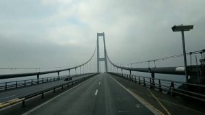 Проход на грузовике по мосту Большой Бельт, который находится в Дании.