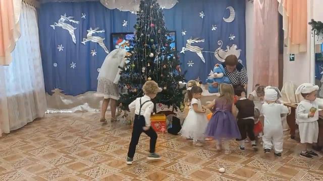 Новогодний утренник в группе Дружная семейка смотреть онлайн