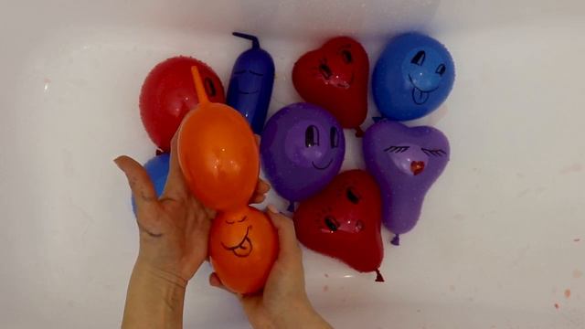 Воздушные шарики с водой Учим цвета для детей Развивающее видео Песня Семья Пальчиков Лопаем шарики смотреть онлайн