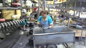 Цех эмалированной посуды.