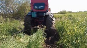 Проходимость трактора на костылях!!! Помогает ли бревно на бездорожье???  Проверяем!!!