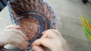 Простая загибка с бортиком из газетных трубочек.