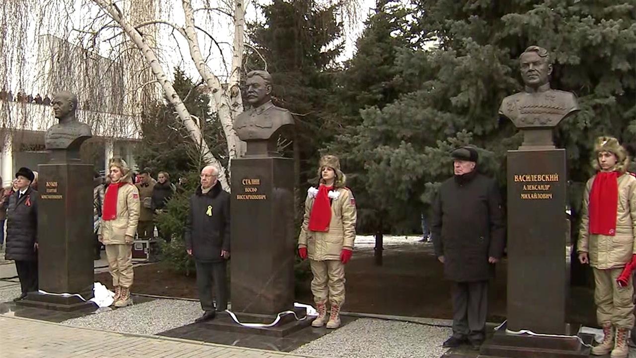 Три памятника открыли в Волгограде возле музея-панорамы "Сталинградская битва"