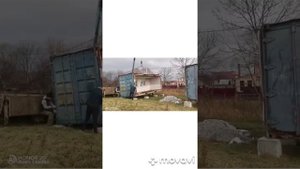 выстовили контейнера под дом из контейнеров , на бетонные сваи