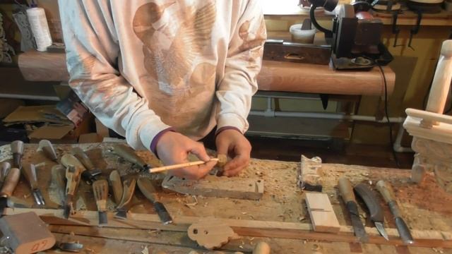 Woodcarving  Резьба по дереву для начинающих  Полочка под иконы с секретом