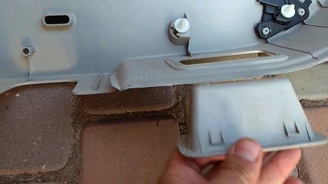 разбираем багажник снимаем задний бампер, снимаем обшивку крышки багажника Ниссан Лиф смотреть онлайн