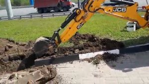 Мини экскаватор-погрузчик JCB 1CX - демонтаж бордюрного камня