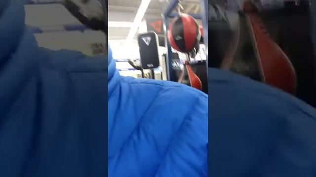 В спортмастере с голым мужичком.!