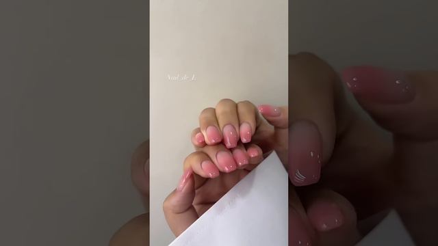 Потрясающая нежная идея повседневного маникюра! Простой дизайн ногтей точно не надоест смотреть онлайн