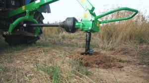 Трактор МТЗ 80 с земляным буром Flagman в работе