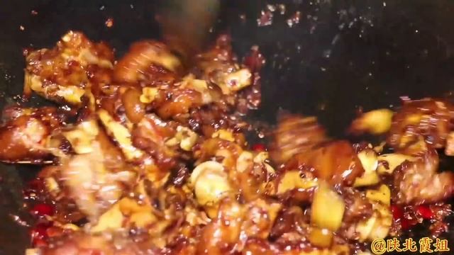 【陕北霞姐】陕北家常“干锅香辣猪蹄”，配上藕片洋芋片，俩大男人要多吃美美容！ смотреть онлайн