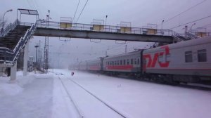 Заметенная снегом станция Жилево и ЭП2К-406 с поездом Москва - Волгоград