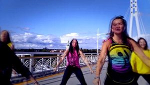 Zumba / Веселые Девчонки танцуют в Тюмени. Зумба. Танцы на набережной Тюмени. Мобильная съемка