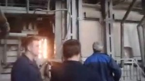 Слив стекломассы на Лисичанском стеклозаводе Пролетарий 4.04.2013г в 8 00