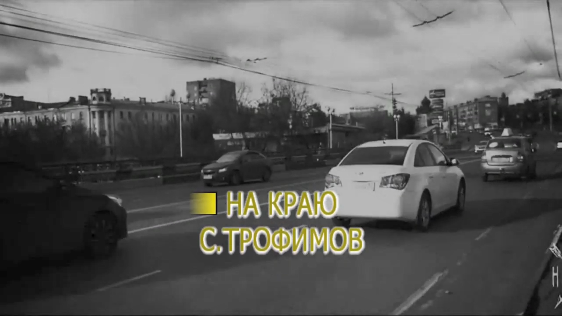 Здесь даже. Смотра страшная. Круг фотография на столе караоке.