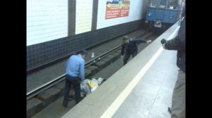 Мужик упал на рельсы (ст.Пролетарская)