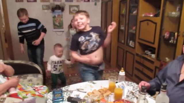 MVI 0655 ЦВЕТЫ И КУВЫРКИ МИЛАНЧИКА С СЕРЕЖЕЙ смотреть онлайн