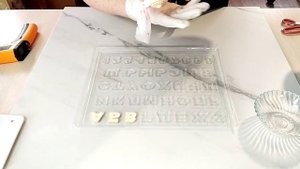 Часть 1. ШОКОЛАДНЫЕ БУКВЫ. Как сделать шоколадные буквы с помощью трафарета.