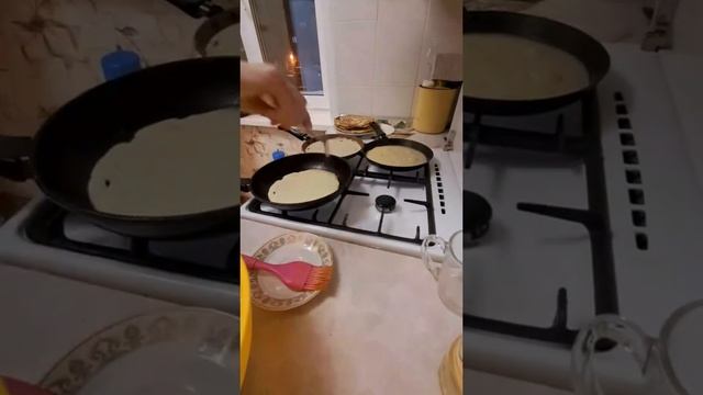 Пеку блины на 3 сковородках,хочу попробовать уже и на 6 смотреть онлайн