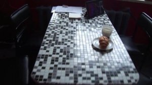 Стол отделан мозаикой