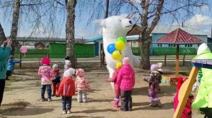 Гигантский мишка на прогулке встретил детишек!