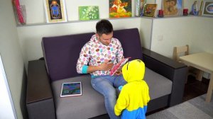 Мой Говорящий Том 2 в РЕАЛЬНОЙ ЖИЗНИ | Арина и Котик Том играют в игру чипсы вредная еда