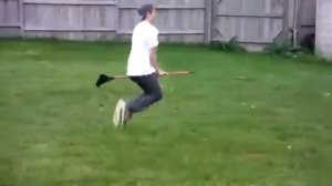Смешное видео. Парень летает на метле!