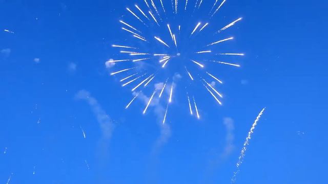 Фонтаны, сердце и большой фейерверк на свадьбу смотреть онлайн