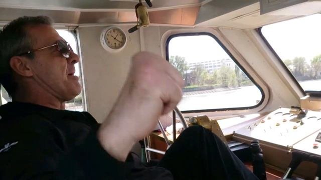 А так работают речники весной.