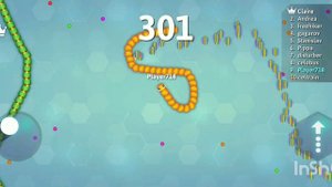 играю в улучшенную версию змейки на телефон (играю в игру Snake.io)