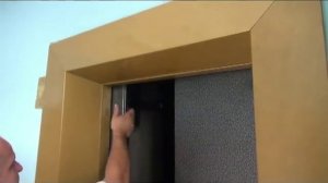 Открывание дверей лифтовой шахты ключом с резьбой и прорезью