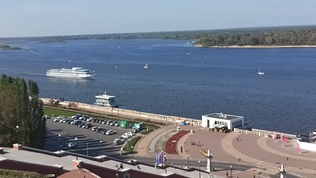 Преодолели 560 ступеней по Чкаловской лестнице, перекус с шикарным видом на реку.