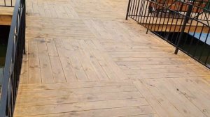 Лодка с бензотримером и насадкой для лодки.
