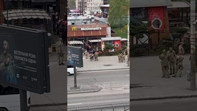 В Днепропетровске украинские военные комиссары ловят людей в McDonald
