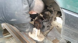 Замена передних амортизаторов. WV Транспортер Т4.