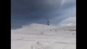 Взбесившийся подъемник Эвакуация туристов Адская Канатная дорога в Гудаури, Грузия 16 марта 2018 ос