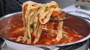 Такой ВКУСНЫЙ МЯСНОЙ СУП, ешь хоть каждый день и всегда мало! Все дело в домашней яичной лапше!.mp4