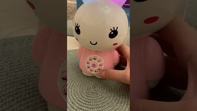 Обзор на видео интерактивная музыкальная игрушка Медовый Зайка смотреть онлайн