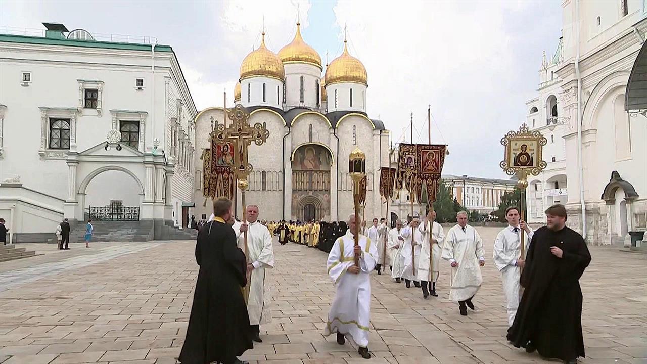 Миллионы верующих по всей России отмечают День крещения Руси