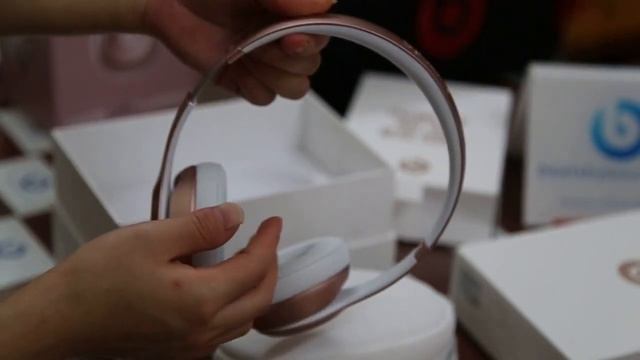 Mở hộp tai nghe Beats Solo2 Wireless Rose Gold Special Edition смотреть онлайн