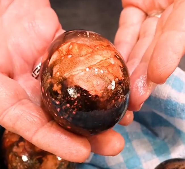 Пасхальные яйца под мрамор - роспись яиц луковой скорлупой и гибискусом.mp4