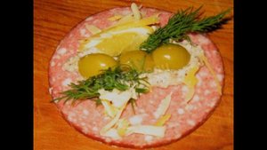 ЗАКУСОЧНЫЕ РУЛЕТЫ ИЗ КОЛБАСЫ С СЫРОМ. ОЧЕНЬ ВКУСНАЯ ЗАКУСКА К ПРАЗДНИЧНОМУ СТОЛУ