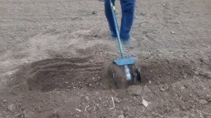 Окучиваем Са100+St725 между грядок. ⬅ Влево вправо ➡ крутим мотор летит земля.