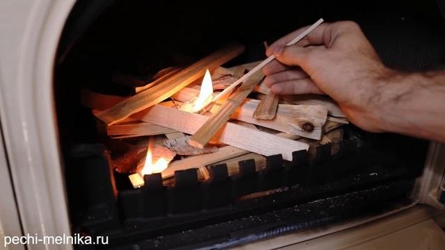 печь Jotul в доме из бревна