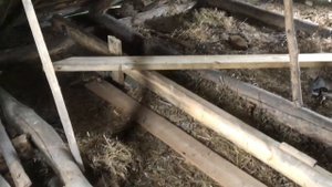РЕМОНТ СТАРОЙ КРОВЛИ // ЗАМЕНА СТРОПИЛ БЕЗ ДЕМОНТАЖА СТАРЫХ // ДОМ В ДЕРЕВНЕ